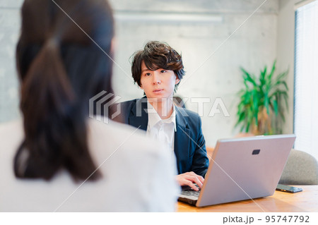 上司との1on1をするオフィスワーカー 95747792