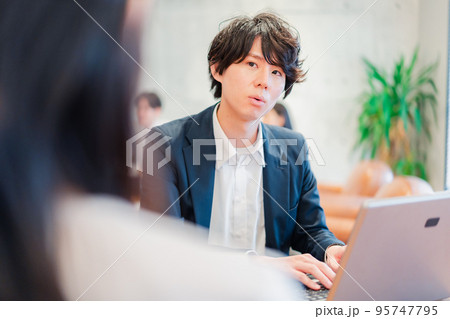 上司との1on1をするオフィスワーカー 上司との1on1をするオフィスワーカー 95747795