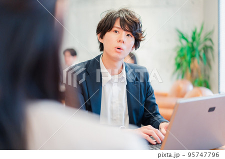 上司との1on1をするオフィスワーカー 95747796