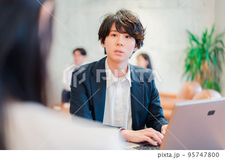 上司との1on1をするオフィスワーカー 95747800