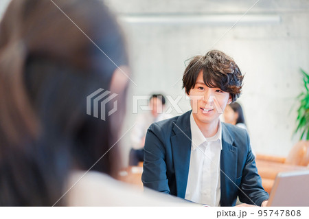 上司との1on1をするオフィスワーカー 95747808