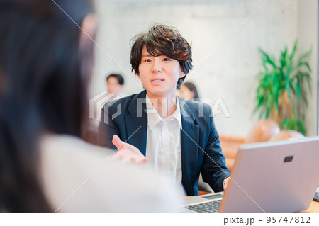 上司との1on1をするオフィスワーカー 95747812