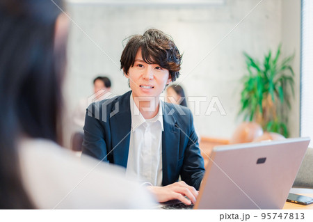 上司との1on1をするオフィスワーカー 上司との1on1をするオフィスワーカー 95747813