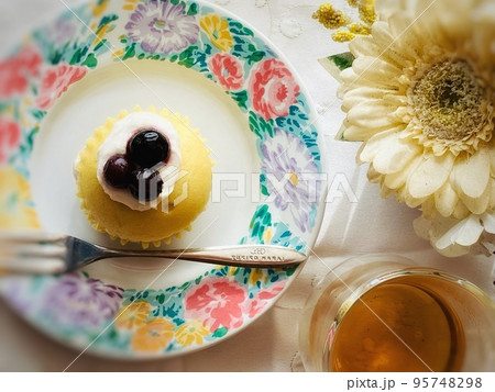 ケーキとハーブティー ケーキとハーブティー 95748298