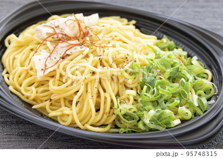 美味しいネギ塩やきそば 95748315