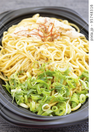 美味しいネギ塩焼きそば 95748316