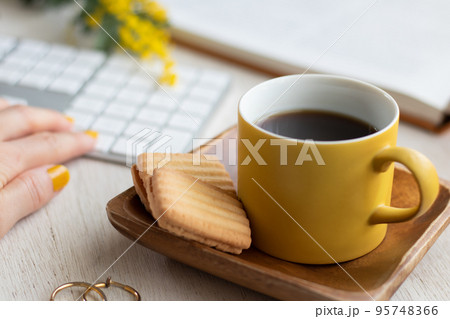 仕事の合間にコーヒーとおやつで休憩 仕事の合間にコーヒーとおやつで休憩 95748366