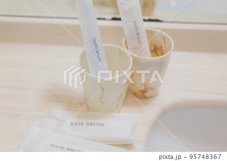 ホテルの洗面台とアメニティ ホテルの洗面台とアメニティ 95748367