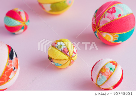 日本伝統のおもちゃの小物 95748651