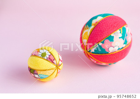 日本伝統のおもちゃの小物 95748652