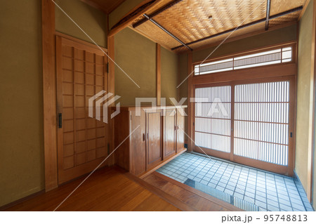 和風の広い玄関 95748813