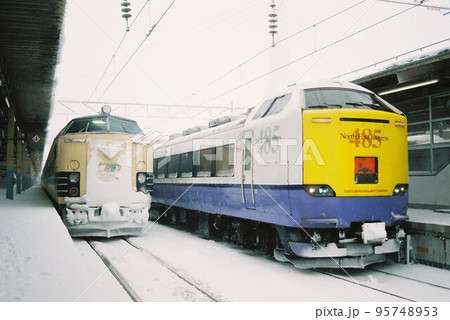 駅で並ぶ583系（わくわくドリーム号）と485系3000番台（特急白鳥号） 95748953