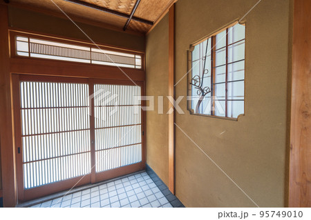 和風の広い玄関 95749010