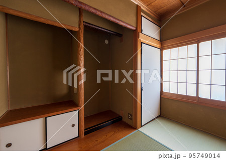 床柱のある床の間 95749014