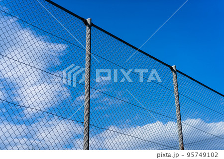 フェンスと青空 95749102