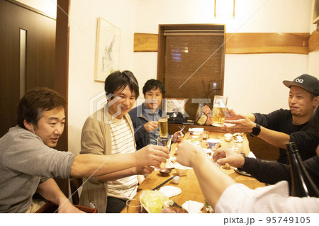 飲み会の乾杯をする風景 飲み会の乾杯をする風景 95749105