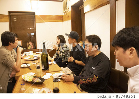 楽しく飲み会をする人たち 楽しく飲み会をする人たち 95749251