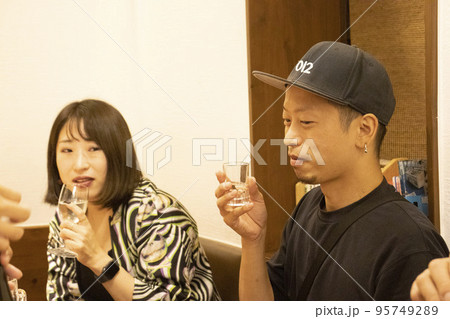 日本酒を嗜む人 95749289