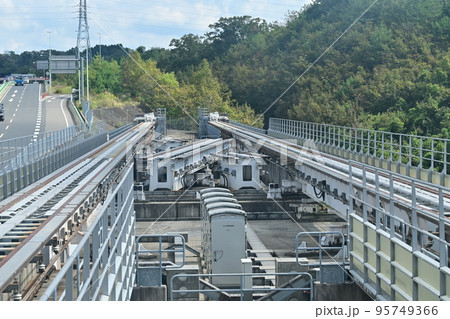 愛知高速交通東部丘陵線（リニモ）のレールと引き上げ線 95749366