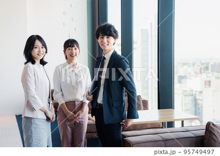 オフィスで働くビジネスパーソン オフィスで働くビジネスパーソン 95749497