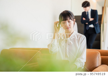 オフィスで働くビジネスパーソン オフィスで働くビジネスパーソン 95749519