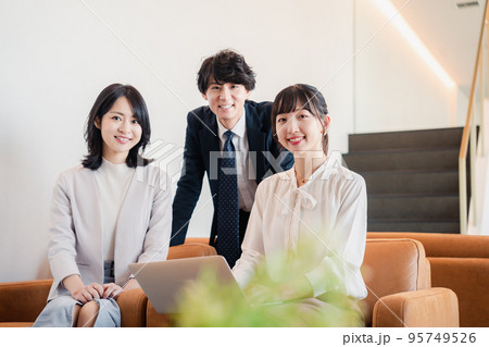 オフィスで働くビジネスパーソン 95749526