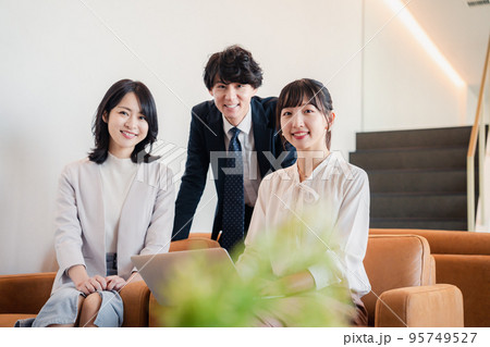オフィスで働くビジネスパーソン 95749527