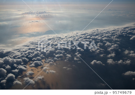 飛行機から見た秋の雲 飛行機から見た秋の雲 95749679