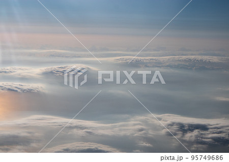 飛行機から見た秋の雲 95749686