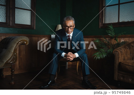 ソファに腰掛ける年配男性 95749846