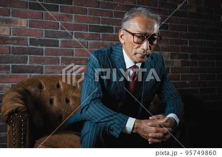 ソファに腰掛ける年配男性 95749860