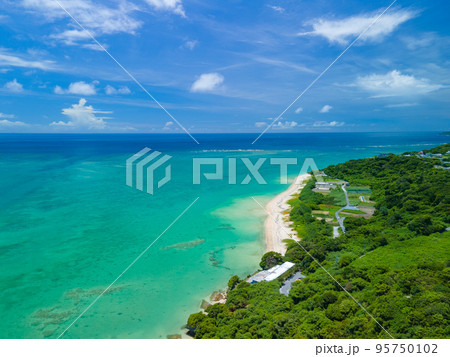 【沖縄・南城・空撮写真】沖縄県南城の内陸から百名ビーチ方面をドローンで撮影② 95750102