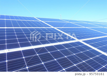 晴天の青空と太陽光パネル 晴天の青空と太陽光パネル 95750161