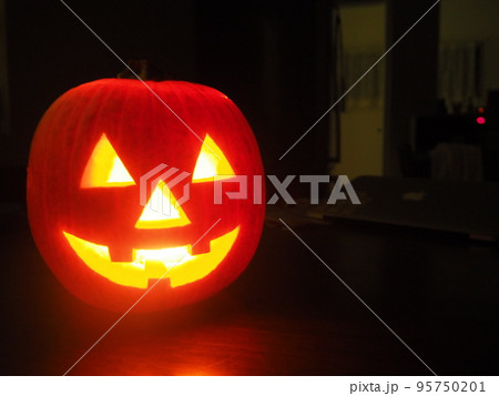 ライトアップされたハロウィンのカボチャ 95750201