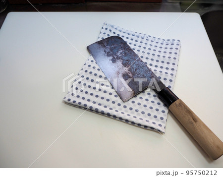 菜切り包丁とまな板と豆絞り柄の布巾 95750212