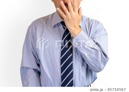口に手を当てるビジネスマン 95750567