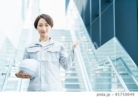 階段を歩く女性エンジニア　撮影協力：LINK FOREST 95750649