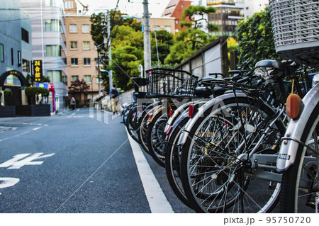新宿 路上駐車された自転車 新宿 路上駐車された自転車 95750720