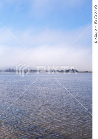 濃い霧が出ている中海の朝の風景 濃い霧が出ている中海の朝の風景 95750795