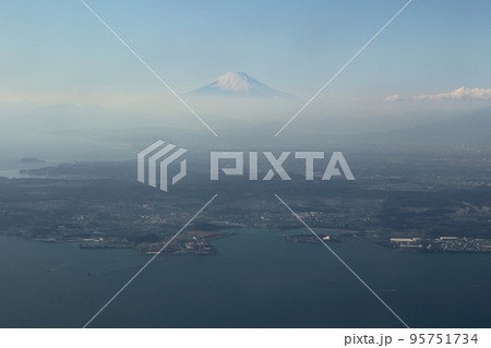 飛行機から見た八景島からの富士山の景色 95751734