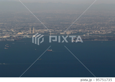 飛行機から見た横浜の鶴見つばさ橋の景色 飛行機から見た横浜の鶴見つばさ橋の景色 95751735