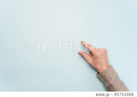 person pasting a greeting on the wall. 95752008