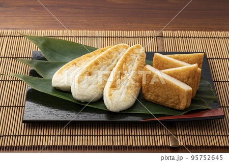 笹かまぼこ_仙台名産の郷土料理 95752645