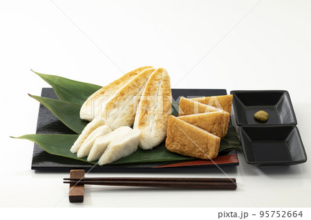 笹かまぼこ_仙台名産の郷土料理_白バック 笹かまぼこ_仙台名産の郷土料理_白バック 95752664