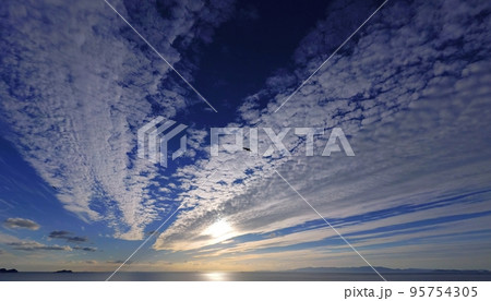 放射状の雲が空一面に広がった爽やかな秋の海岸夕景・超広角・空主体・221011pm  95754305