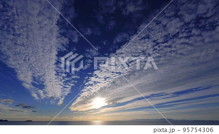 放射状の雲が空一面に広がった爽やかな秋の海岸夕景・超広角・空主体・221011pm  95754306