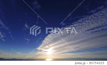 帯状の雲が現れた爽やかな秋の海岸夕景・超広角・空主体・221011pm  95754325