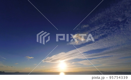 帯状の雲が現れた爽やかな秋の海岸夕景・超広角・空主体・221011pm  95754339