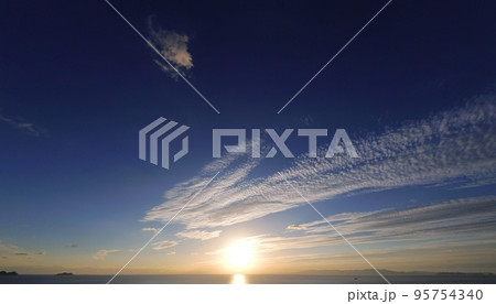 帯状の雲が現れた爽やかな秋の海岸夕景・超広角・空主体・221011pm  95754340