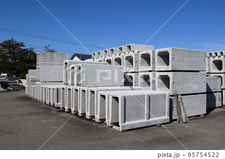 積まれた土木工事用コンクリート製品 95754522